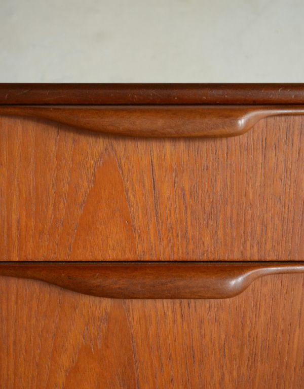 アンティークのキャビネット アンティーク家具 イギリスのマッキントッシュ社、美しいヴィンテージサイドボード。開閉しやすい形の取っ手です。(x-646-f)