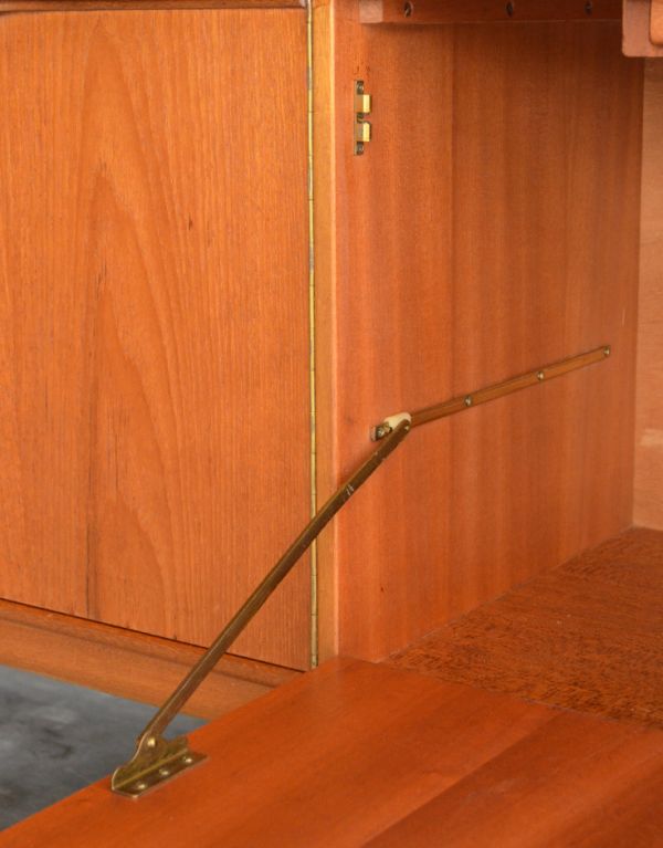 アンティークのキャビネット アンティーク家具 イギリスのマッキントッシュ社、美しいヴィンテージサイドボード。金具が付いているので、天板の開け閉めはスムーズです。(x-646-f)