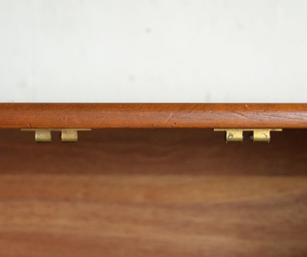 アンティークのキャビネット アンティーク家具 イギリスのマッキントッシュ社、美しいヴィンテージサイドボード。扉にはマグネットが付いているので、開け閉めがスムーズです。(x-646-f)