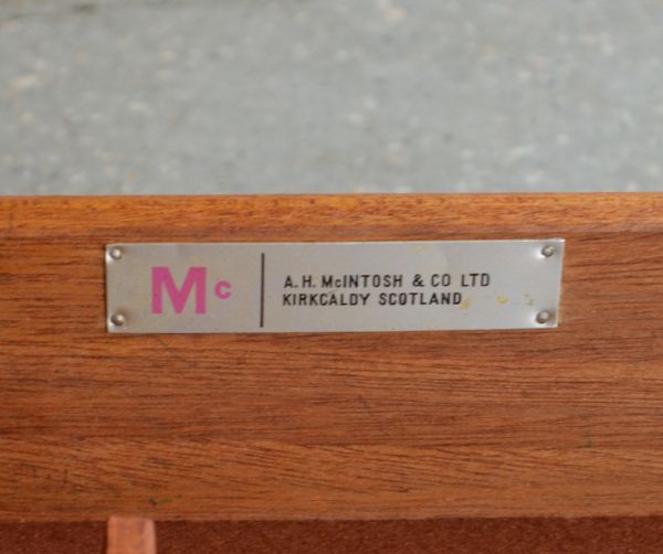 アンティークのキャビネット アンティーク家具 イギリスのマッキントッシュ社、美しいヴィンテージサイドボード。「マッキントッシュ」のタグが残っています。(x-646-f)