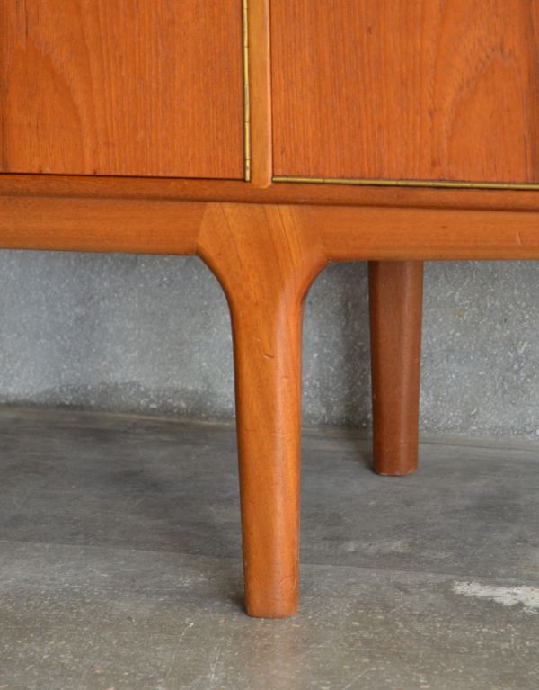 アンティークのキャビネット アンティーク家具 イギリスのマッキントッシュ社、美しいヴィンテージサイドボード。脚はすっきりしたデザインです。(x-646-f)