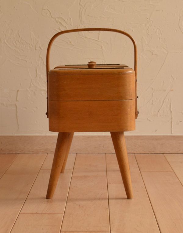 アンティーク家具　脚付き、2段タイプのイギリスのアンティーク ソーイングボックス。横から見るとこんな感じ。(x-646-z)