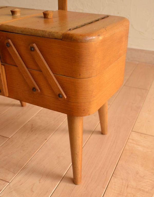 アンティーク家具　脚付き、2段タイプのイギリスのアンティーク ソーイングボックス。角がなく丸いデザインは、お子さんのいるお家でも安心して使えますね。(x-646-z)