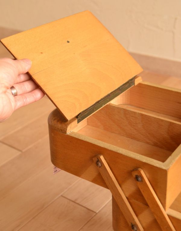 アンティーク家具　脚付き、2段タイプのイギリスのアンティーク ソーイングボックス。開閉時のネジ調整してあります。(x-646-z)