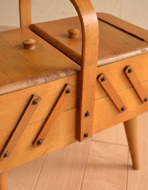 アンティーク家具　脚付き、2段タイプのイギリスのアンティーク ソーイングボックス。きちんと修復してお届けしますので、閉じているときもキレイに収まっています。(x-646-z)