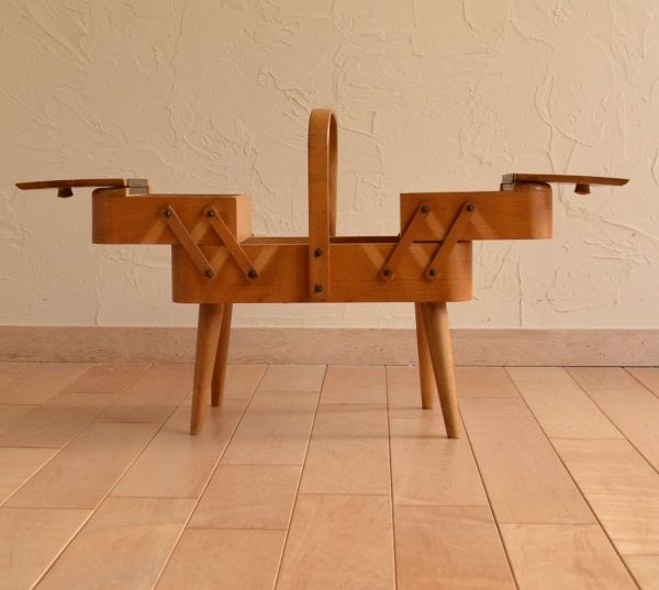 アンティーク家具　脚付き、2段タイプのイギリスのアンティーク ソーイングボックス。見てください！こんな風に広がるんです。(x-646-z)