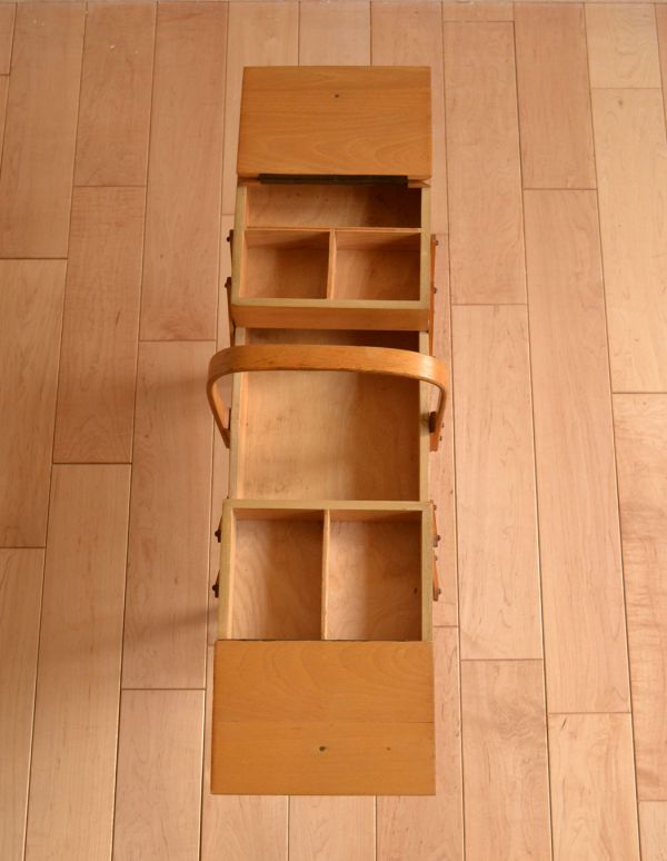 アンティーク家具　脚付き、2段タイプのイギリスのアンティーク ソーイングボックス。2段に分けて収納できます。(x-646-z)