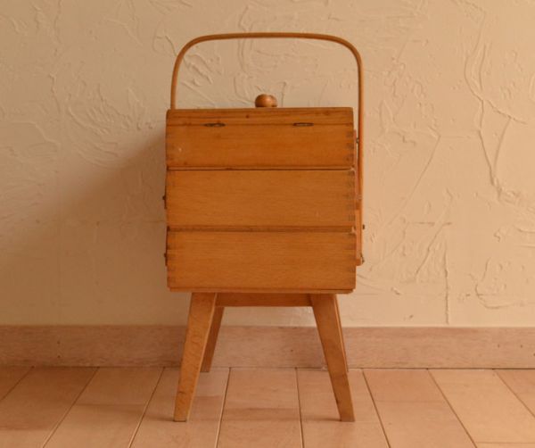 ソーイングボックス　アンティーク家具　イギリスのアンティーク、ナチュラルカラーの脚付きソーイングボックス。アンティークは新品ではないので、経年変化によるキズはありますが、専門の職人によって目立たないようにキレイにお直しをしています。(k-1309-f)