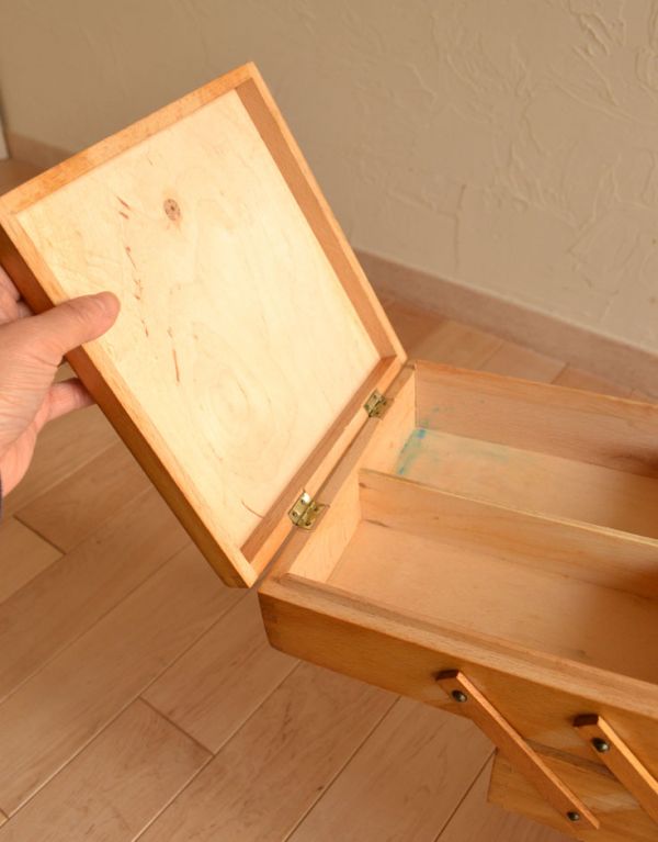 アンティーク家具　脚付き、3段タイプのイギリスのアンティークソーイングボックス。開閉時のネジ調整してあります。(x-647-z)