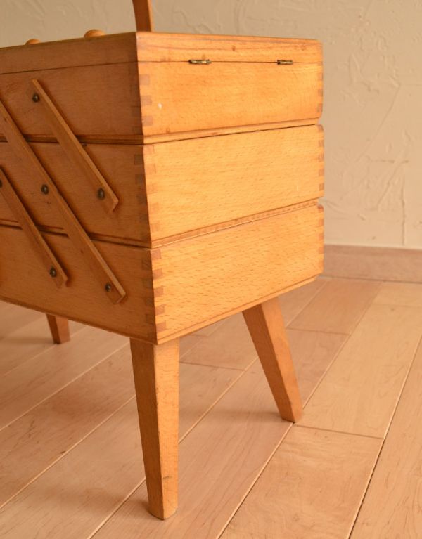 アンティーク家具　脚付き、3段タイプのイギリスのアンティークソーイングボックス。ハの字に開いた脚です。(x-647-z)