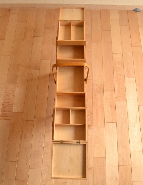 アンティーク家具　脚付き、3段タイプのイギリスのアンティークソーイングボックス。３段に分けて収納できます。(x-647-z)