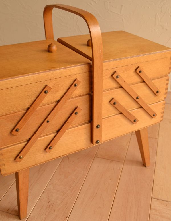 アンティーク家具　脚付き、3段タイプのイギリスのアンティークソーイングボックス。きちんと修復してお届けしますので、閉じているときもキレイに収まっています。(x-647-z)