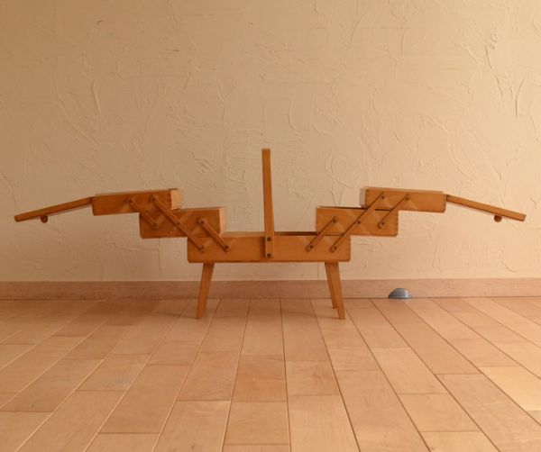 ソーイングボックス　アンティーク家具　イギリスのアンティーク、ナチュラルカラーの脚付きソーイングボックス。見てください！こんな風に広がるんです。(k-1309-f)