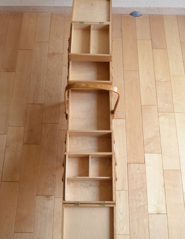 ソーイングボックス　アンティーク家具　裁縫箱として使われていた木製のアンティークソーイングボックス。３段に分けて収納できます。(x-648-f)