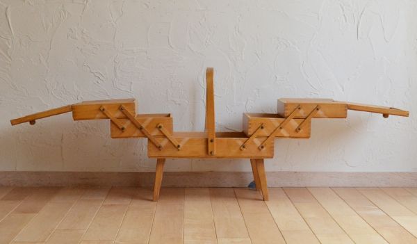 ソーイングボックス　アンティーク家具　裁縫箱として使われていた木製のアンティークソーイングボックス。見てください！こんな風に広がるんです。(x-648-f)