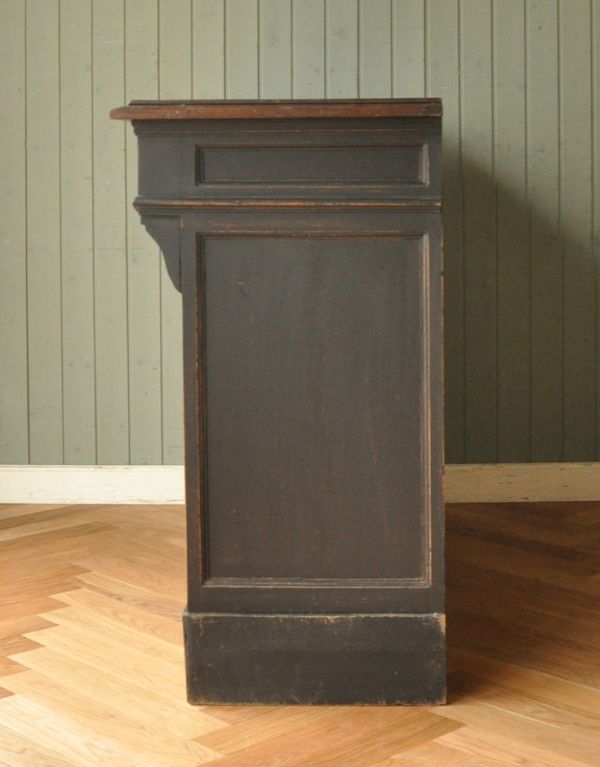 アンティークのキャビネット　アンティーク家具　フランスのペイントのアンティーク家具、大きなショップカウンター。サイドも彫があって美しいです。(x-649-f)