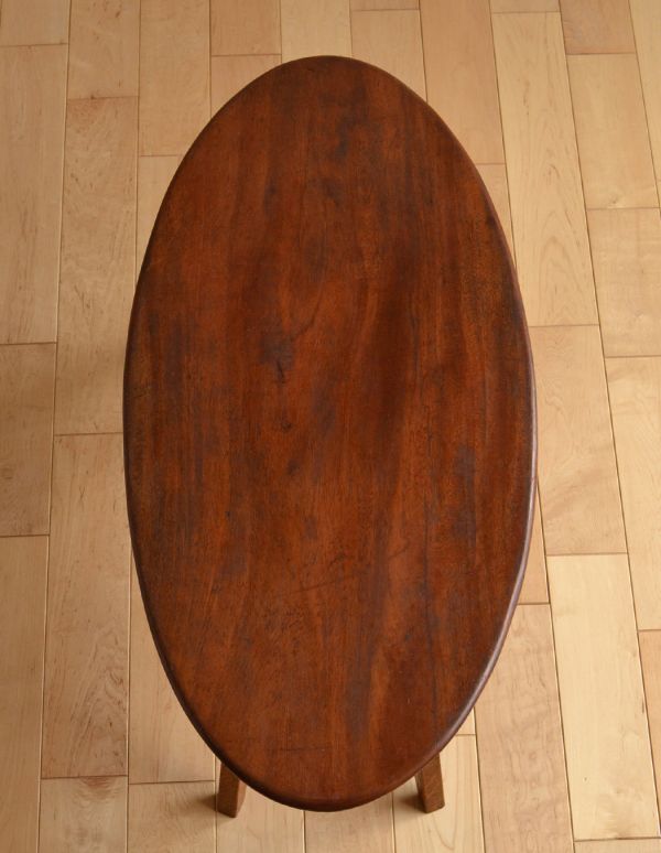 ロイドテーブル　アンティーク家具　便利な英国のビンテージ家具、小さなスモールテーブル。サーフボードみたいな形がかっこいいテーブル。(x-650-f)