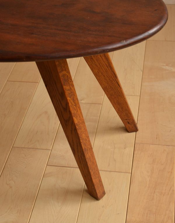 ロイドテーブル　アンティーク家具　便利な英国のビンテージ家具、小さなスモールテーブル。しっかりお直ししてあるので安定感があります。(x-650-f)