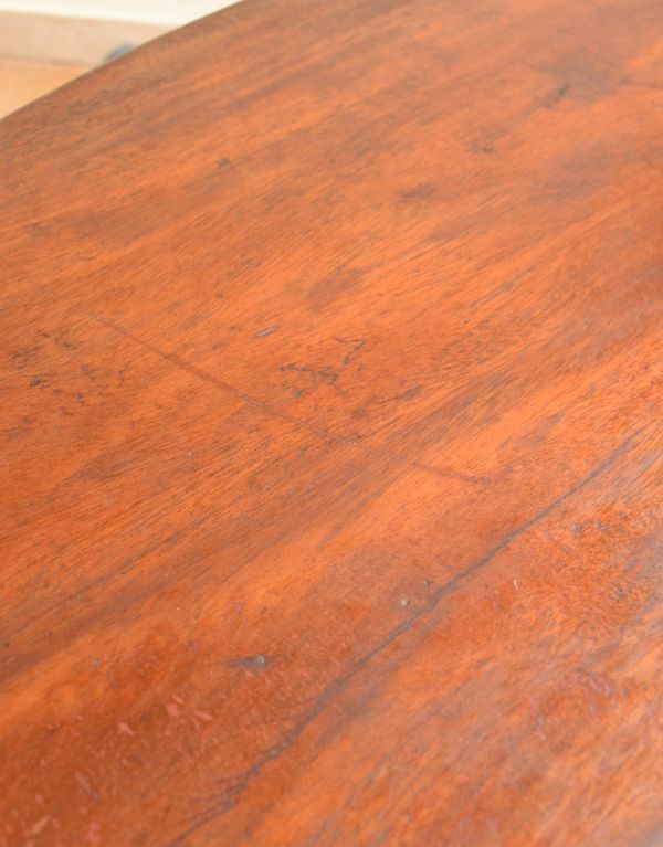 ロイドテーブル　アンティーク家具　便利な英国のビンテージ家具、小さなスモールテーブル。専門の職人によってお直ししていますが、アンティークは新品ではありません。(x-650-f)