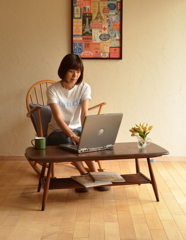 アーコールの家具　アンティーク家具　北欧スタイルの定番ブランド、アーコール社のマガジンラック付きコーヒーテーブル。シンプルだから、どんなお部屋にも合わせやすいですよ。(x-651-f)