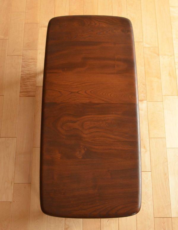 アーコールの家具　アンティーク家具　北欧スタイルの定番ブランド、アーコール社のマガジンラック付きコーヒーテーブル。きちんとお直ししているので、天板もキレイな状態です。(x-651-f)