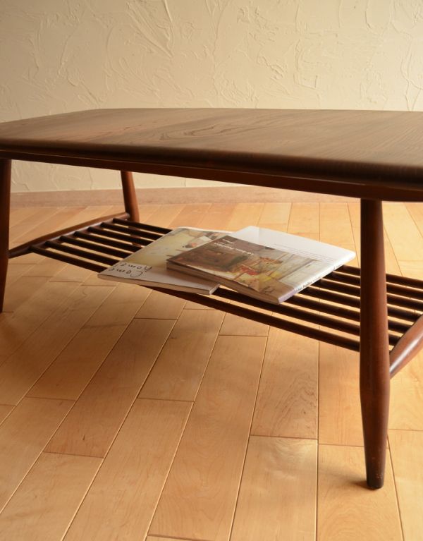 アーコールの家具　アンティーク家具　北欧スタイルの定番ブランド、アーコール社のマガジンラック付きコーヒーテーブル。テーブルの下は物置きになっています。(x-651-f)