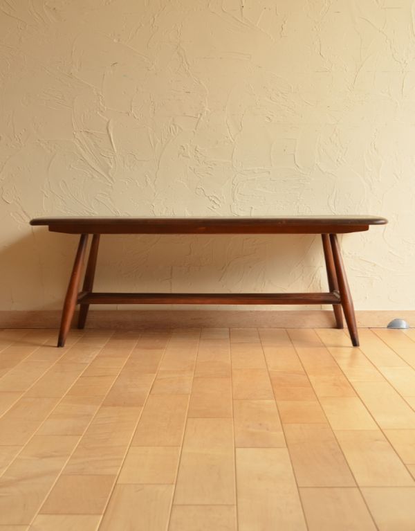 アーコールの家具　アンティーク家具　北欧スタイルの定番ブランド、アーコール社のマガジンラック付きコーヒーテーブル。和風のお部屋にも似合うので、重宝します！。(x-651-f)