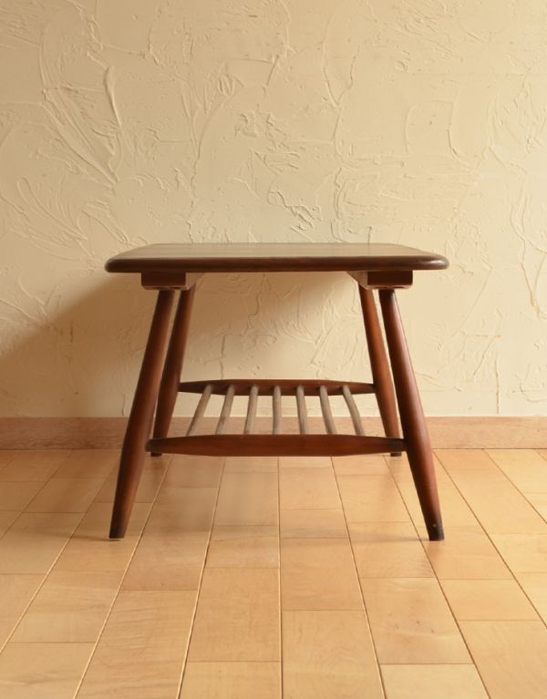 アーコールの家具　アンティーク家具　北欧スタイルの定番ブランド、アーコール社のマガジンラック付きコーヒーテーブル。どこから見ても絵になるアーコール。(x-651-f)