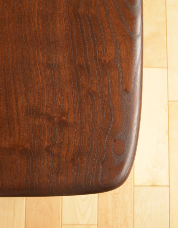 アーコールの家具　アンティーク家具　北欧スタイルの定番ブランド、アーコール社のマガジンラック付きコーヒーテーブル。専門の職人によってお直ししていますが、アンティークは新品ではありません。(x-651-f)