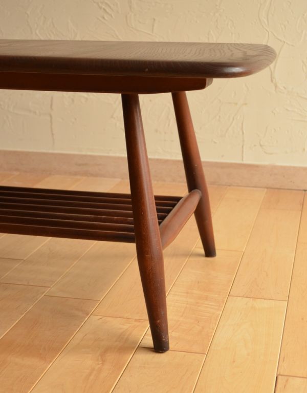 アーコールの家具　アンティーク家具　北欧スタイルの定番ブランド、アーコール社のマガジンラック付きコーヒーテーブル。アーコールらしい細いきれいな脚です。(x-651-f)