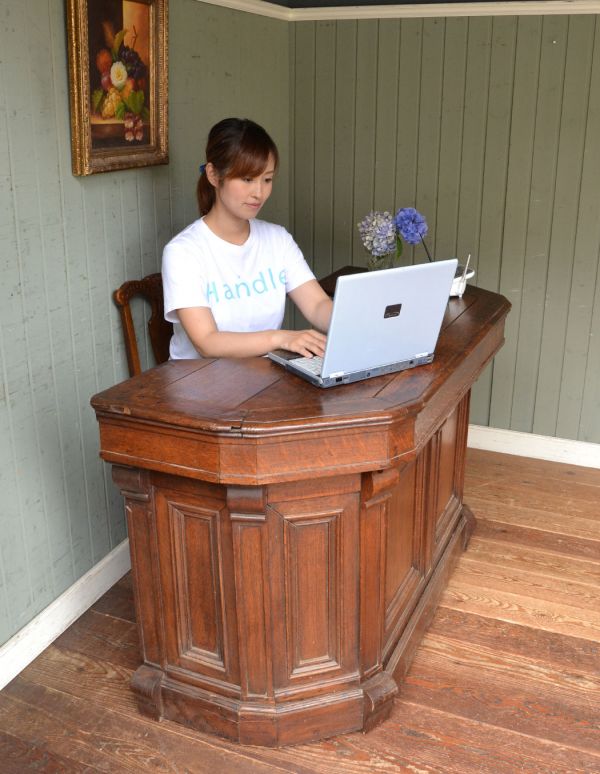 アンティークのキャビネット　アンティーク家具　こげ茶色のフランスアンティーク家具、彫が美しいショップカウンター（レジ台）。ショップのような、おしゃれなカウンター。(x-652-f)