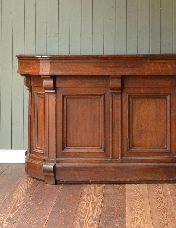 アンティークのキャビネット　アンティーク家具　こげ茶色のフランスアンティーク家具、彫が美しいショップカウンター（レジ台）。アンティークの味わいが溢れていて、前のオーナーのところでしっかり働いたことがよく分かるカウンターです。(x-652-f)