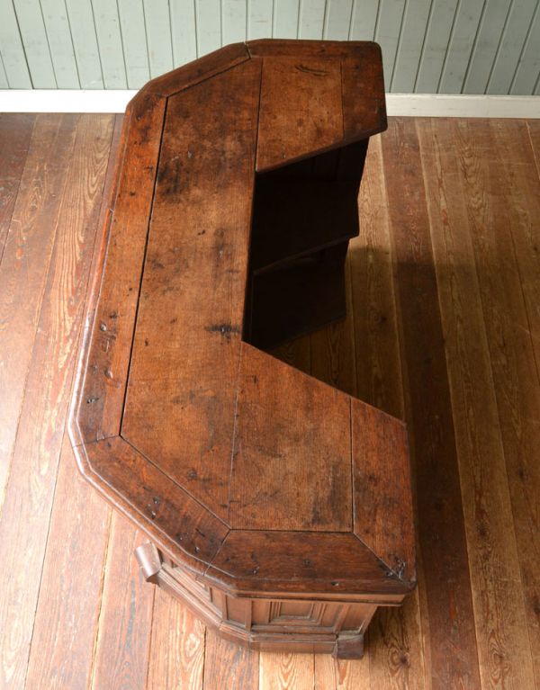 アンティークのキャビネット　アンティーク家具　こげ茶色のフランスアンティーク家具、彫が美しいショップカウンター（レジ台）。天板もキレイに仕上げました。(x-652-f)