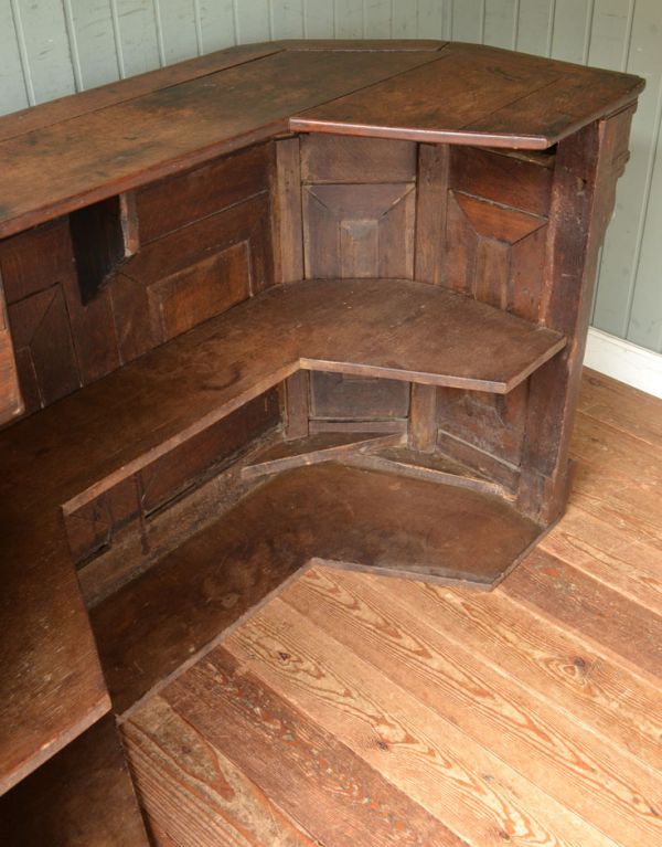 アンティークのキャビネット　アンティーク家具　こげ茶色のフランスアンティーク家具、彫が美しいショップカウンター（レジ台）。裏側もキレイにメンテナンスしてあります。(x-652-f)