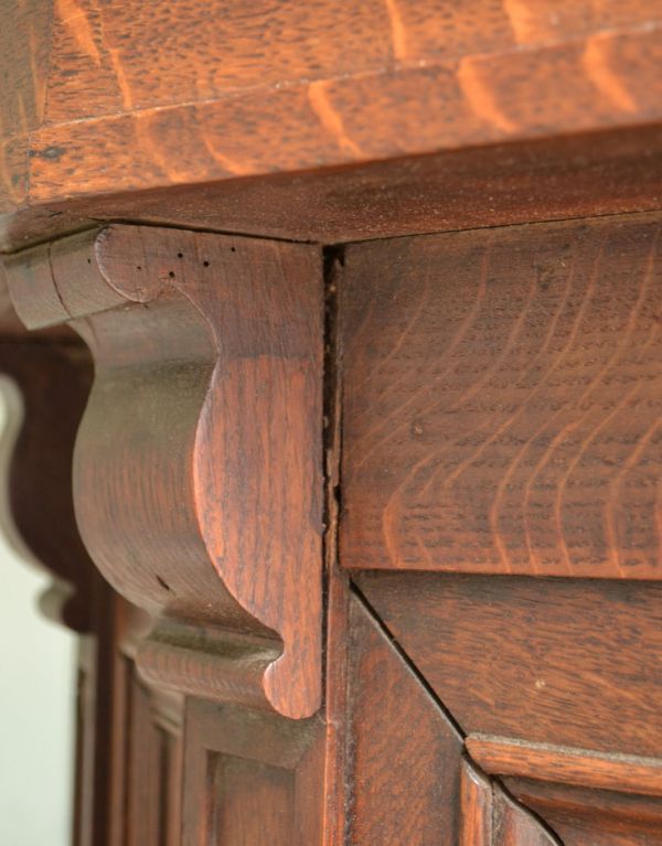 アンティークのキャビネット　アンティーク家具　こげ茶色のフランスアンティーク家具、彫が美しいショップカウンター（レジ台）。年月を経た風合いがあります。(x-652-f)