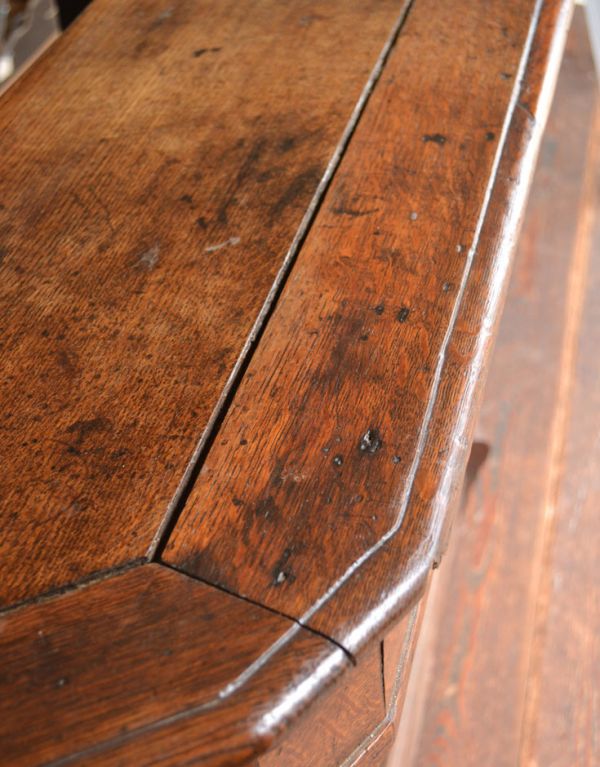 アンティークのキャビネット　アンティーク家具　こげ茶色のフランスアンティーク家具、彫が美しいショップカウンター（レジ台）。アンティークならではの深みがある茶色です。(x-652-f)