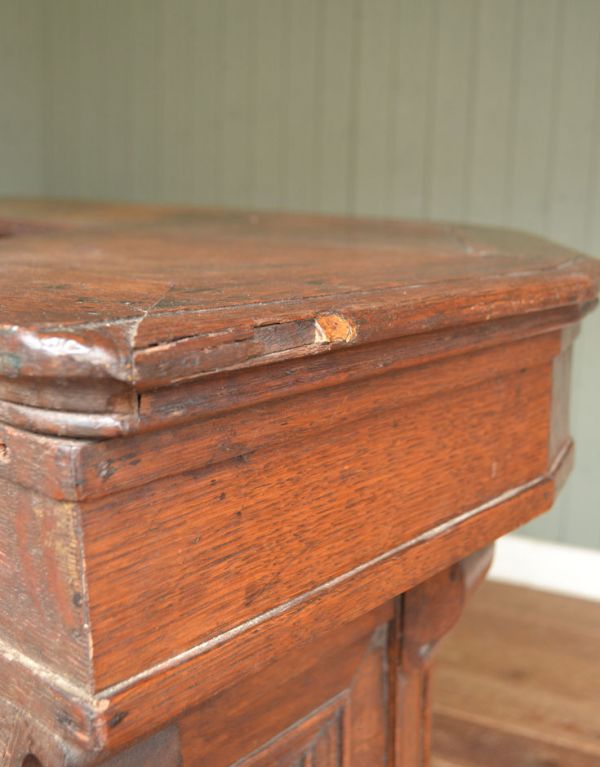 アンティークのキャビネット　アンティーク家具　こげ茶色のフランスアンティーク家具、彫が美しいショップカウンター（レジ台）。所々にキズがございます。(x-652-f)