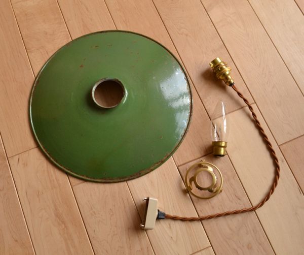 ペンダントライト　照明・ライティング　フランスアンティークのエナメルランプシェード（コード・シャンデリア電球・ギャラリーA付き）。シェード、コード、電球1個、を全てセットでお届けするので、届いてすぐに取り付けられます。(x-653-z)