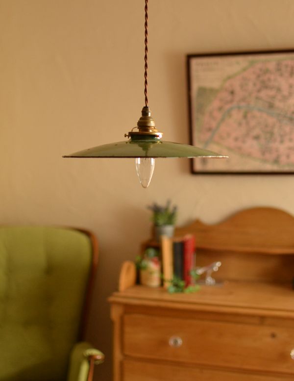 ペンダントライト　照明・ライティング　フランスアンティークのエナメルランプシェード（コード・シャンデリア電球・ギャラリーA付き）。【 シェード 】直径30×高さ4.5cmコードは50、80cm以外にも、ご希望の長さで加工してお届けします。(x-653-z)