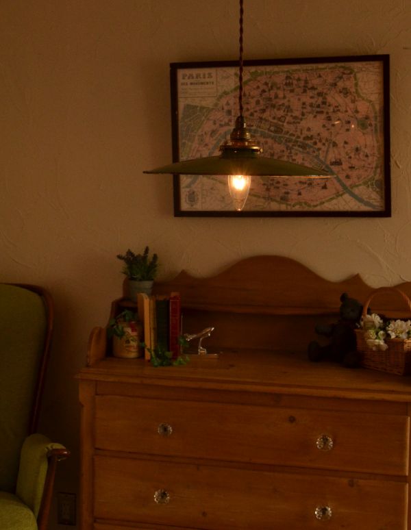 ペンダントライト　照明・ライティング　フランスアンティークのエナメルランプシェード（コード・シャンデリア電球・ギャラリーA付き）。テーブルをあたたかい明かりが優しく照らしてくれます。(x-653-z)