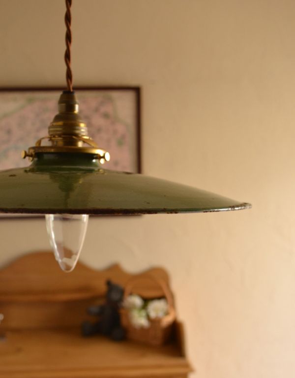 ペンダントライト　照明・ライティング　フランスアンティークのエナメルランプシェード（コード・シャンデリア電球・ギャラリーA付き）。シェードは、アンティークのため、色むらがあったり、キズ、汚れが入っている場合もあります。(x-653-z)