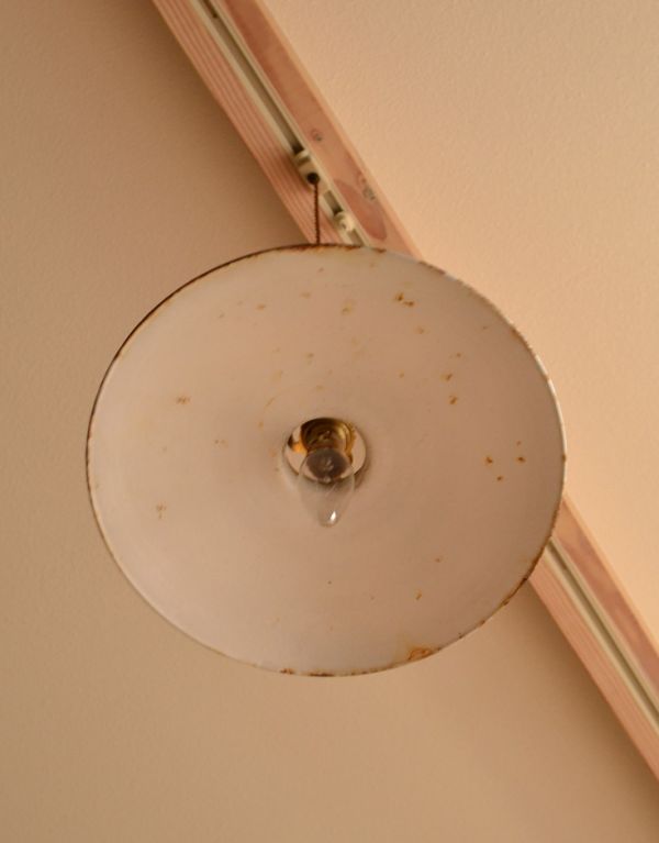 ペンダントライト　照明・ライティング　フランスアンティークのエナメルランプシェード（コード・シャンデリア電球・ギャラリーA付き）。下から見るとこんな感じです。(x-653-z)