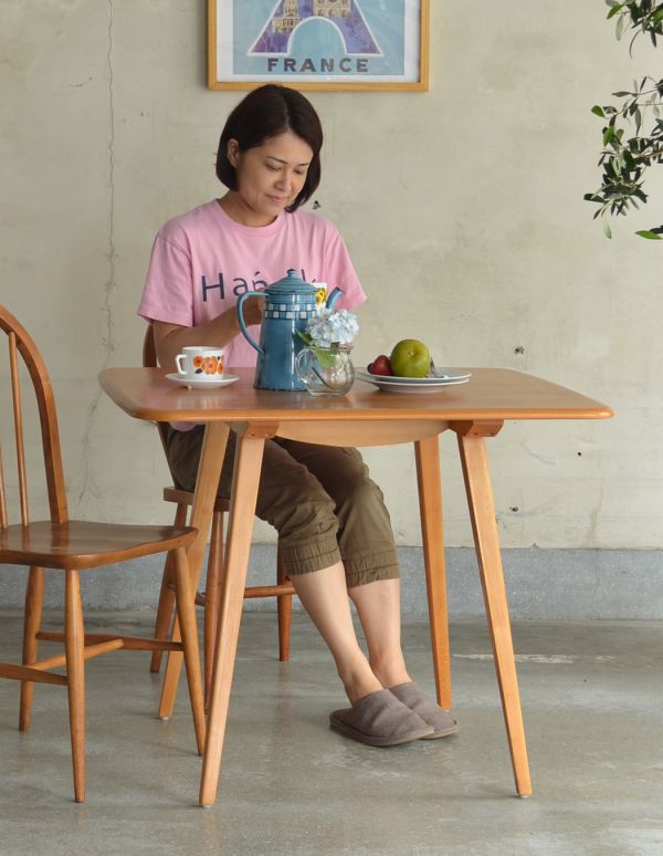 アーコールの家具　アンティーク家具　北欧スタイルのアーコール家具、小ぶりなダイニングテーブル。カジュアルで使いやすいテーブル。(x-656-f)