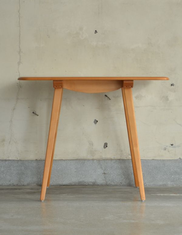 アーコールの家具　アンティーク家具　北欧スタイルのアーコール家具、小ぶりなダイニングテーブル。正面から見るとこんな感じです。(x-656-f)