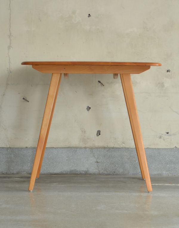 アーコールの家具　アンティーク家具　北欧スタイルのアーコール家具、小ぶりなダイニングテーブル。横から見るとこんな感じです。(x-656-f)