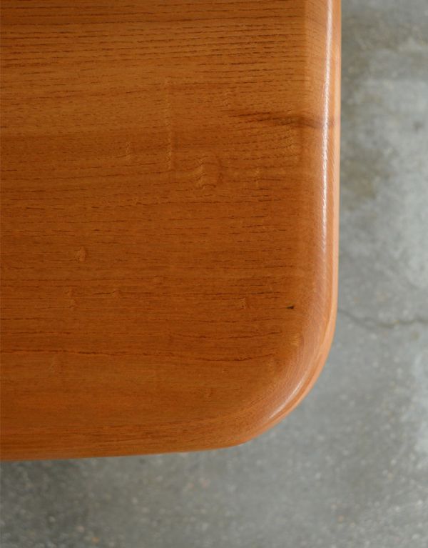 アーコールの家具　アンティーク家具　北欧スタイルのアーコール家具、小ぶりなダイニングテーブル。角が丸いので小さなお子様がいるお家でも安心してお使いいただけます。(x-656-f)