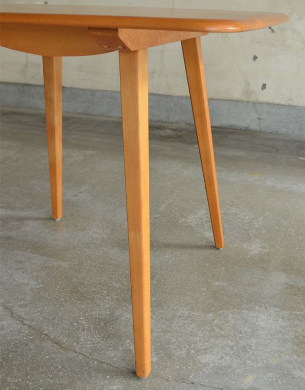 アーコールの家具　アンティーク家具　北欧スタイルのアーコール家具、小ぶりなダイニングテーブル。アーコールらしい細いきれいな脚です。(x-656-f)