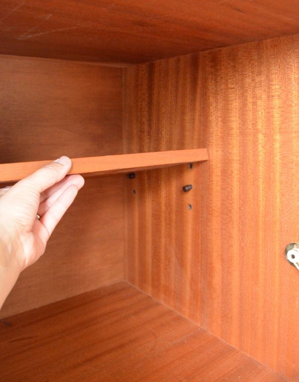 アンティークのキャビネット アンティーク家具 Gプランのヴィンテージ家具、北欧スタイルのサイドボード(トラー&ブラック)。左右の棚板は可動です。(k-1316-f)