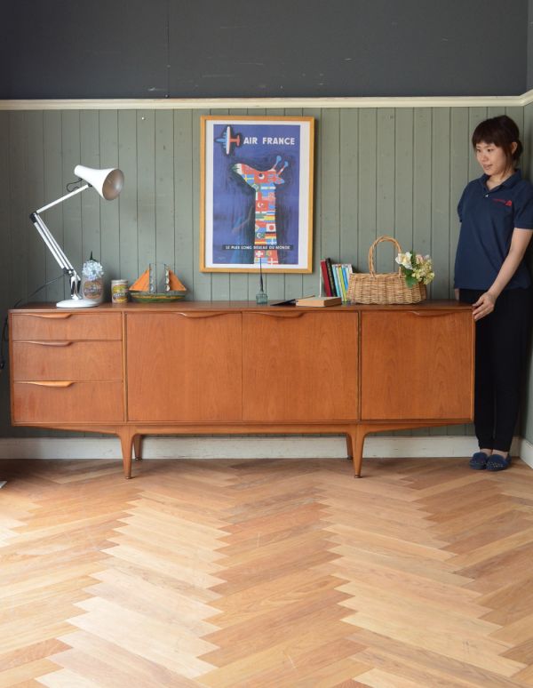 アンティークのキャビネット　アンティーク家具　チーク材を使ったヴィンテージ家具、美しい北欧のサイドボード（マッキントッシュ）。脚があるので軽やかな印象です。(x-658-f)