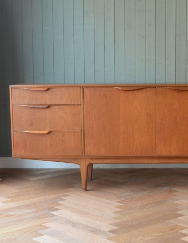 アンティークのキャビネット　アンティーク家具　チーク材を使ったヴィンテージ家具、美しい北欧のサイドボード（マッキントッシュ）。リビングで電話などの置き場所として使っても最適です。(x-658-f)